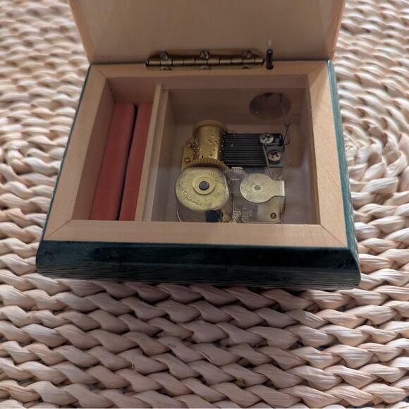 Green and Tan Decorative Jewelry Music Box - Picture 4 of 5